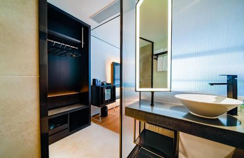 Luohu Hotel | Pengke Boutique Hotel - Sungang Sunway Station