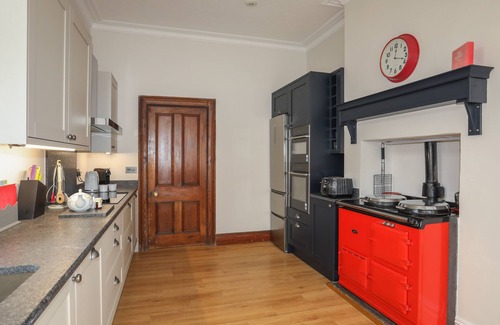 Criccieth Cottage | PENGOLWG, pet friendly, with open fire in Criccieth