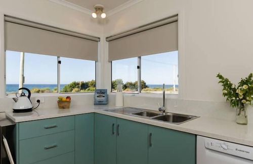 Penguin House | Penguin Beach House - seaside getaway