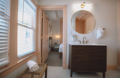 Gulfport Hotel | Peninsula Bed & Cocktails