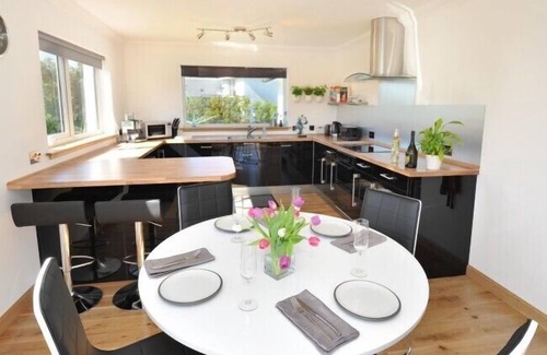 Isle of Lewis Cottage | PENINSULA COTTAGE, family friendly, with a garden in Stornoway