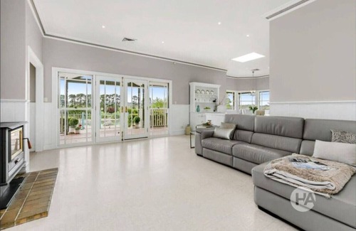 Somerville House | Peninsula Farm Stay 5bd 3Bth Gas Heated Spa & Fire Pit