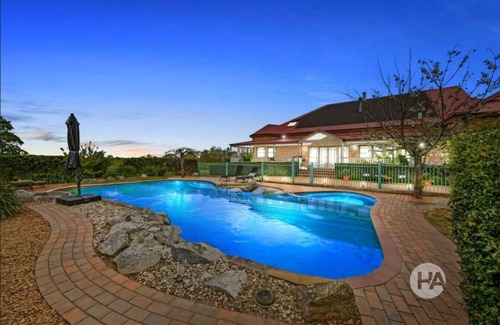 Somerville House | Peninsula Farm Stay 5bd 3Bth Gas Heated Spa & Fire Pit