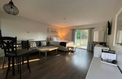 Wiarton Hotel | Peninsula Motel