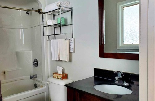 Wiarton Hotel | Peninsula Motel