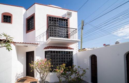 Chetumal House | PENINSULA STAYS 3 BR House & AC + Private Parking + FAST WIFI