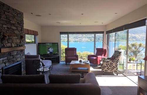 Kelvin Heights House | Peninsular Lakefront
