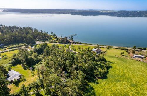 Oak Harbor House | Penn Cove Overlook by AvantStay Cabin w Views