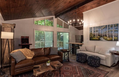 Deep Gap Cabin | Penny Creek Cabin 2 bed 1 bath sleeps 6,Creekside*