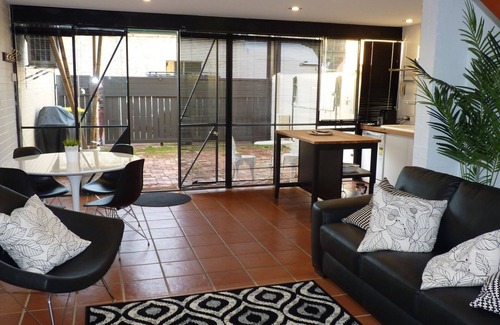 South Fremantle Apartment | Penny's place by the sea, Walk to the beach, Walk to the cafes and restaurants