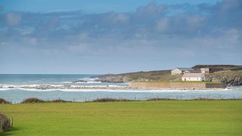 Ty Croes House | Penrhyn Isa Un