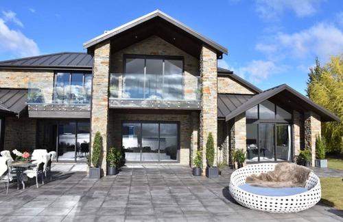 Wanaka House | Penrith Point · Large family home with direct lake access.