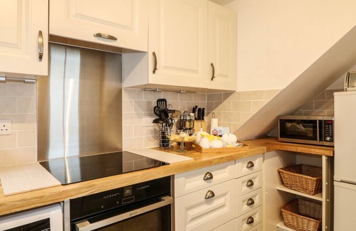 Helford Passage Cottage | PENROSE FARM COTTAGE, pet friendly, with a garden in St Keverne