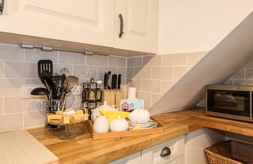 Helford Passage Cottage | PENROSE FARM COTTAGE, pet friendly, with a garden in St Keverne