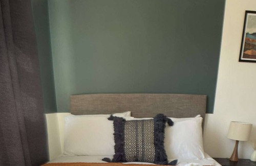 Swindon Other | Penrose Serviced House - 5 Bedrooms, Free Parking, WIFI & Netflix