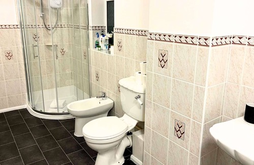 Swindon Other | Penrose Serviced House - 5 Bedrooms, Free Parking, WIFI & Netflix