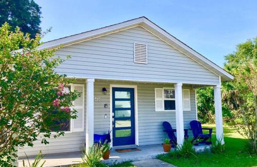 Downtown House | Pensa-Cozy Downtown bungalow, w/backyard oasis!