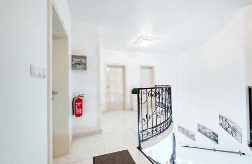 Markisches Viertel House | Pension Amanda