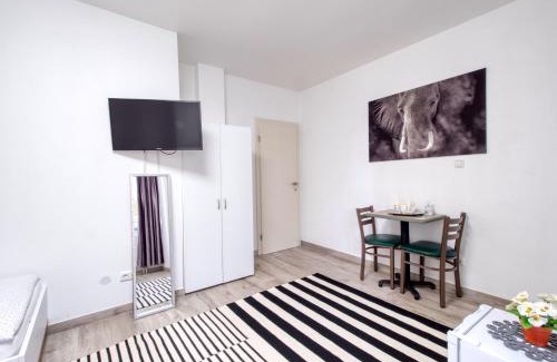 Markisches Viertel House | Pension Amanda
