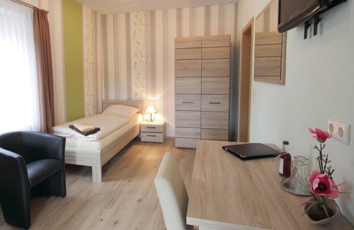 Claussnitz Hotel | Pension Gasthof und Hotel Roter Hirsch