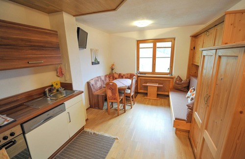 Stuhlfelden Apartment | Pension Grubhof FW C, Stuhlfelden, sunny location, valley view, family-friendly.