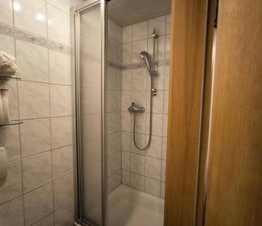 Tarforst House | Pension im Charme der 90er