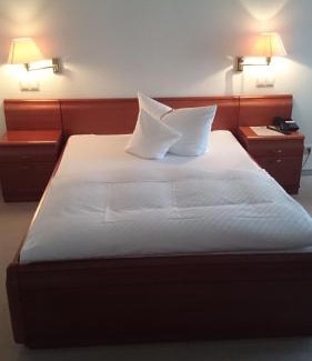 Raben Steinfeld Hotel | Pension Rabennest