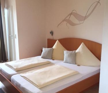 Friedrichshofen-Hollerstauden Bed & Breakfast | Pension Wagner