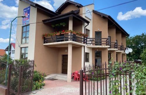 Simian House | Pensiunea Casa Soarelui