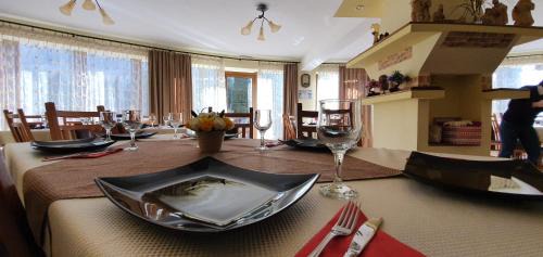 Dragoslavele Hotel | Pensiunea Floare de Colţ