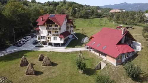 Corbeni House | Pensiunea Tiuta