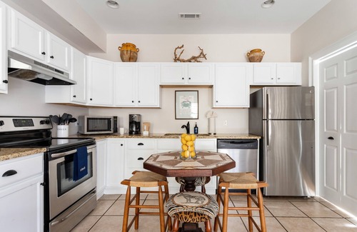 Downtown Charleston House | Pentas Home: Historic Secluded Haven