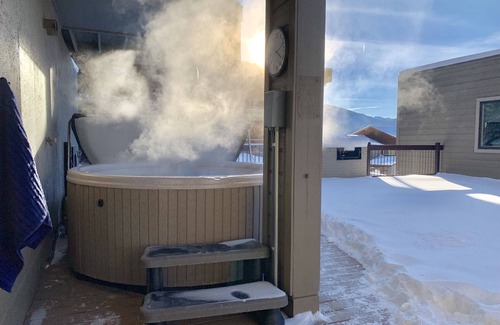 Crested Butte Condo | Penthouse #4 Panoramic Views, Hot Tub, 75" & 55" TVs, Sonos, Free Town & Ski Bus