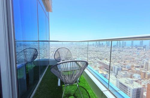 Al Hoora Apartment | Penthouse 75 inch TV Sea View