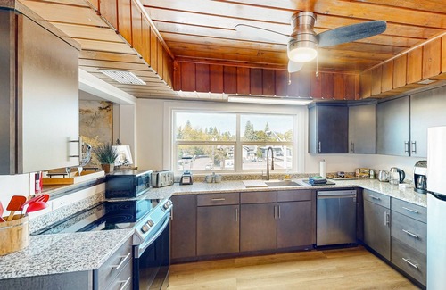 West Eugene Apartment | Penthouse apartment with private patio, grill, WiFi, workspace, shared W/D