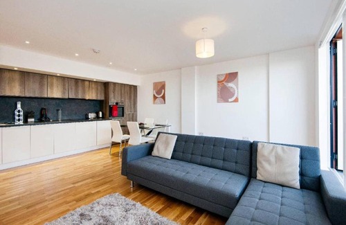 Tottenham Green Apartment | PENTHOUSE APT. Sleeps 4 Lovely views Close to TUBE