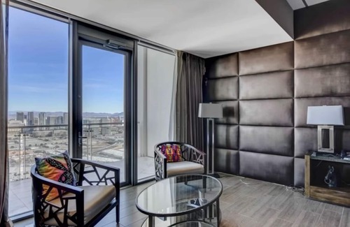 Las Vegas Condo | Penthouse at the Palm Place/Ski View of the Las Vegas strip/Jacuzzi