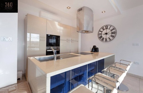 Tal-Ghoqod Apartment | Penthouse + BBQ Kitchen Island & Massive living