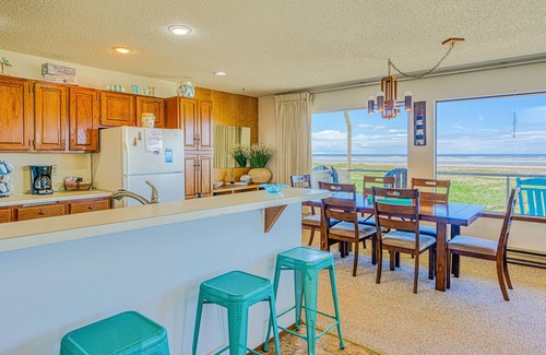 Moclips Condo | Penthouse Condo at Hi-Tide Beach Resort in Moclips