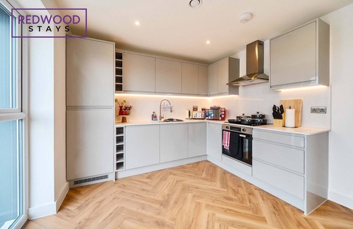 Rushmoor District Apartment | Penthouse | FREE Parking | Balcony | Hi-Speed WiFi