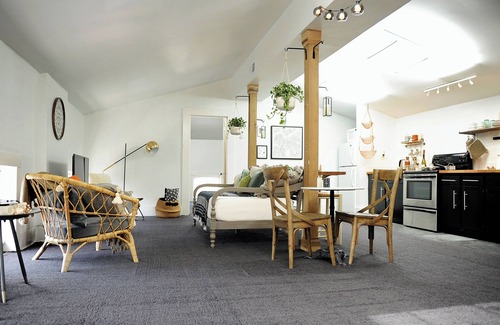 Clifton Apartment | Penthouse in historic brothel, drenched in sunlight!