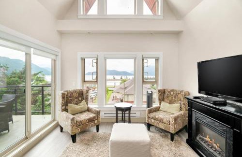 Harrison Hot Springs House | Penthouse Lake Home - 3BR w Amazing View & Deck