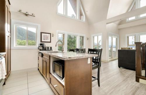 Harrison Hot Springs House | Penthouse Lake Home - 3BR w Amazing View & Deck