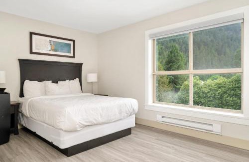 Harrison Hot Springs House | Penthouse Lake Home - 3BR w Amazing View & Deck