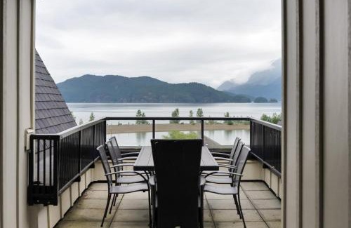 Harrison Hot Springs House | Penthouse Lake Home - 3BR w Amazing View & Deck