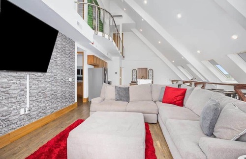 Grandville Apartment | Penthouse Luxury! Stunning King Bed Suite at Grand Castle