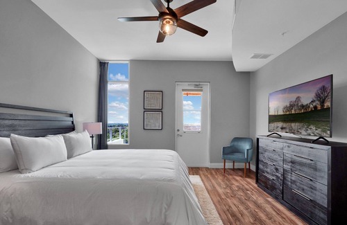South Eola Condo | PENTHOUSE Modern/Stylish Open floor plan w/parking