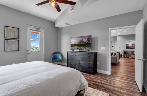 South Eola Condo | PENTHOUSE Modern/Stylish Open floor plan w/parking
