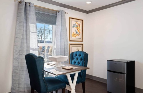 Waldron Apartment | Penthouse on Main KingBed+Shops&Eats|WiFi