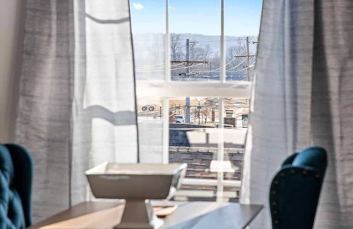 Waldron Apartment | Penthouse on Main KingBed+Shops&Eats|WiFi